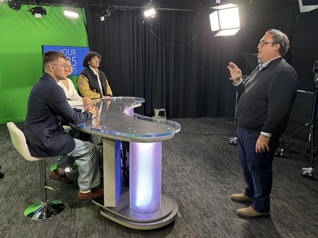 Ed Lavandera speaks to students in broadcast studio