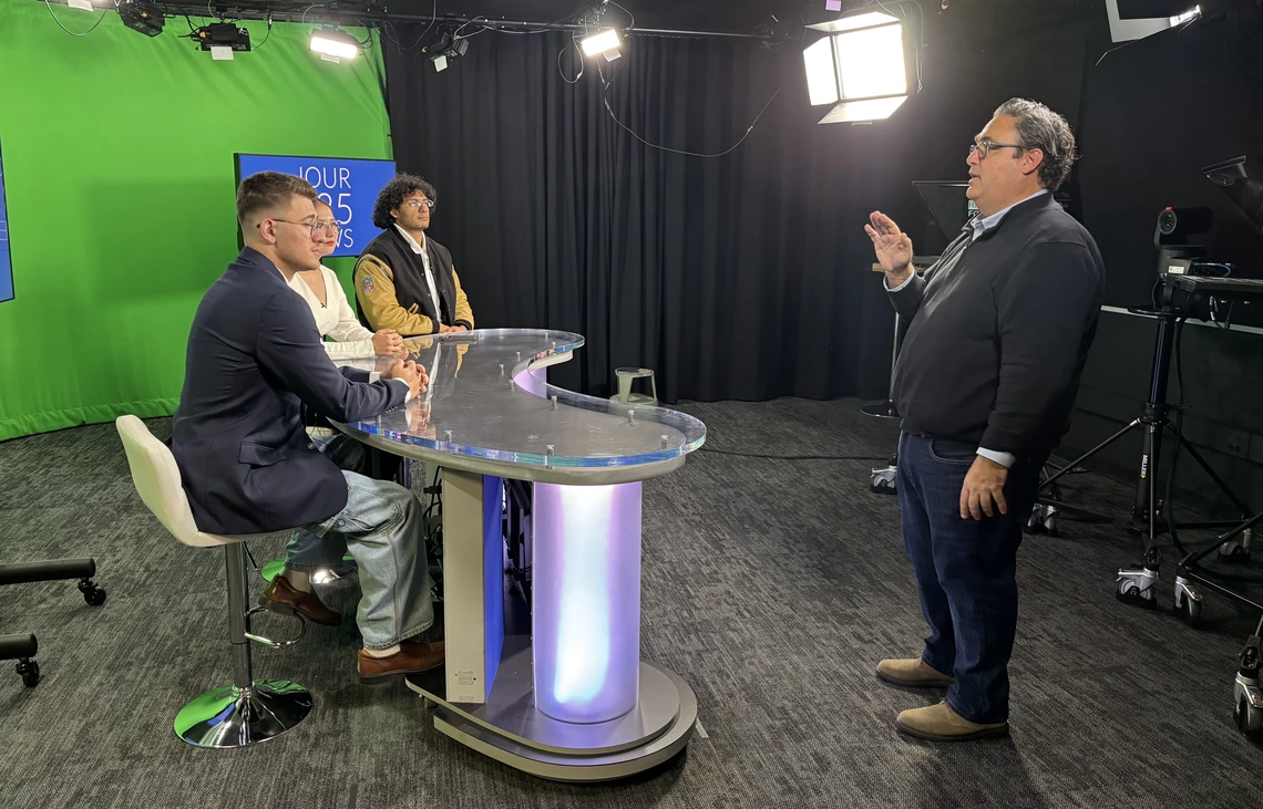 Ed Lavandera speaks to students in broadcast studio