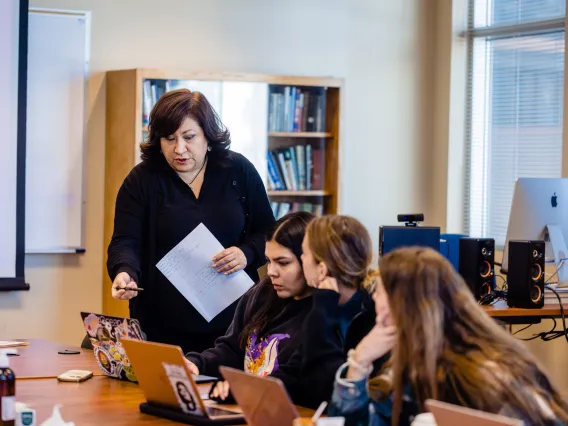 Jessica Retis teaching in class