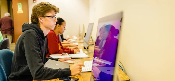 Students use computers in journalism lab